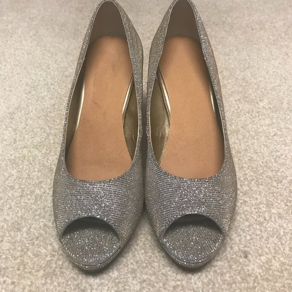 Katie and Kelly Doreen Gold Fabric Peep Toes - Picture 4 of 8